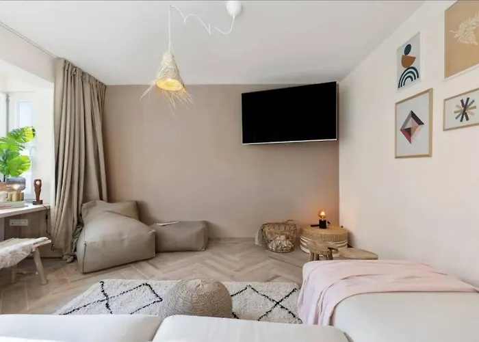 Michelle - Recent Gerenoveerd Stijlvol Οστένδη